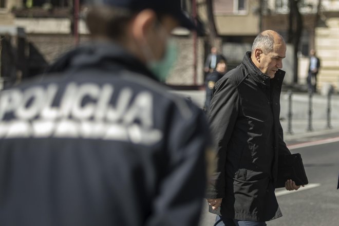 Državni zbor je potrdil protikoronski zakon, ki prinaša za tri milijarde evrov ukrepov za pomoč gospodarstvu in prebivalstvu, ob tem pa tudi povečuje policijska pooblastila.<br />
Foto Voranc Vogel