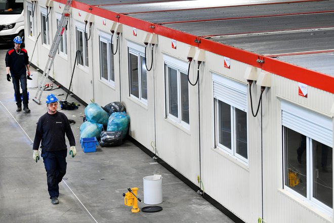 Sredi prihodnjega meseca bi morala koncertna dvorana Ahoy v Rotterdamu na Nizozemskem gostiti bleščeče 65. tekmovanje za pesem Evrovizije, zdaj pa so tja namestili prve bolniške postelje od predvidoma 680. Foto Piroschka Van De Wouw/Reuters