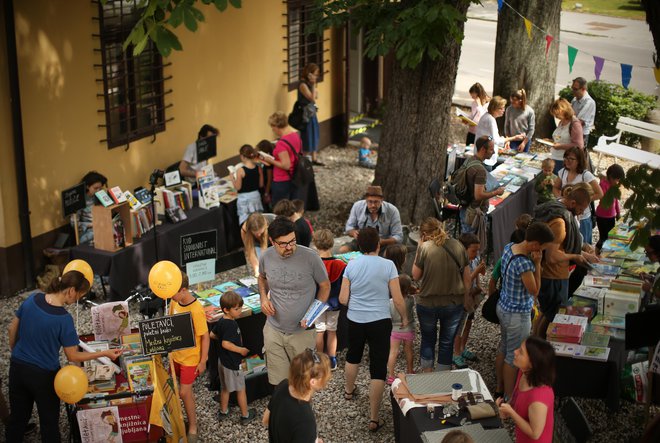 Kupovanje knjig je podoba, ki zbuja nostalgijo. Na fotografiji prizor z otroškega knjižnega festivala v Vodnikovi domačiji. Foto Jure Eržen