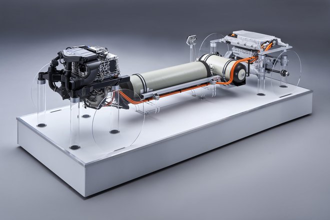 BMW je te dni predstavil svež pogled na pogon z vodikom, ki bi ga morda v nekaj letih začeli vgrajevati v svoje večje avtomobile. Nekaj prvih primerkov napovedujejo za leto 2022. Foto BMW