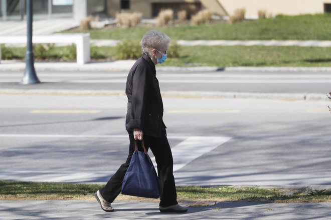 V razmerah epidemije je najbolje narediti nakupovalni seznam in oditi v trgovino samo enkrat na teden.<br />
FOTO: Leon Vidic