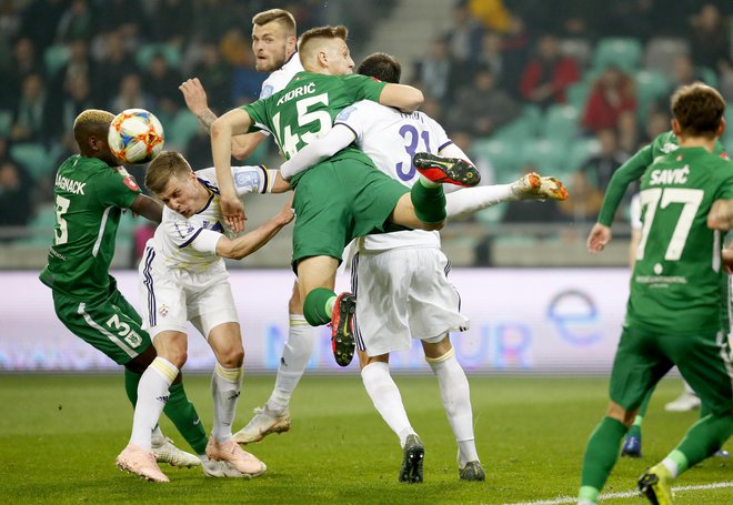 Olimpija in Maribor sta v tej sezoni odigrala že tri derbije, zadnjega v Stožicah morda ne bosta. FOTO: Roman Šipić/Delo