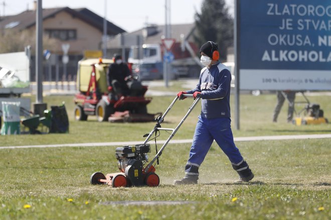 Po raziskavi Mediane 38 odstotkov vprašanih delo opravlja kot ponavadi. Foto Leon Vidic