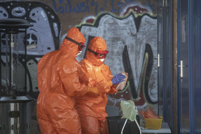 Ameriška analiza je pokazala, da če bi imeli sploščeno krivuljo, torej da bi zbolelo le toliko ljudi, kolikor bi prenesel sistem, bi to trajalo 18 mesecev. FOTO: Voranc Vogel/Delo