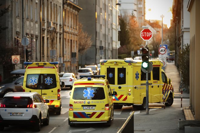 V Sloveniji so v petek opravili 1188 testov na novi koronavirus. FOTO: Jure Eržen/Delo