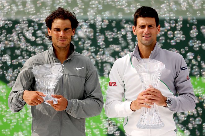 Rafael Nadal (levo) in Novak Đoković sta resda velika tekmeca na teniških igriščih, a tudi prijatelja in človeka s srcem, ki pomagata ljudem v stiski. FOTO: Reuters