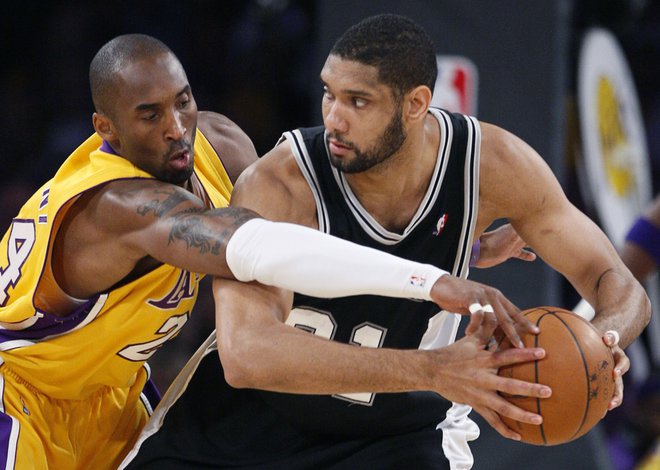 Kobe Bryant (levo) in Tim Duncan (desno) sta bila ogorčena tekmeca v dresih LA Lakers in San Antonia. FOTO: Reuters