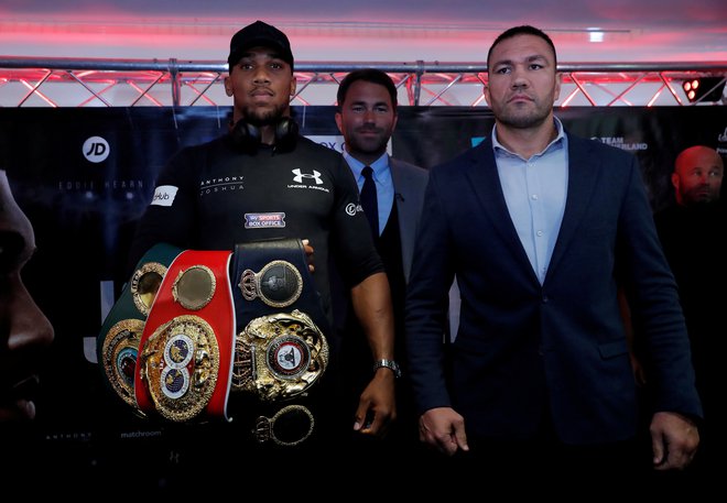 Bolgarski boksarski šampion Kubrat Pulev (desno), ki bi se moral 20. junija v Londonu za naslov svetovnega prvaka po različicah IBO, IBF, WBO in WBA pomeriti z Britancem Anthonyjem Joshuo (levo), je pokazal, da ima veliko srce. FOTO: Reuters