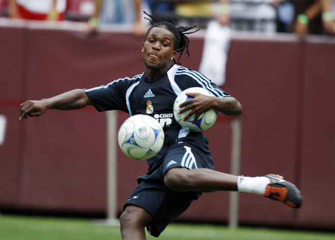 Royston Drenthe si je preveč želel žogo. FOTO: Reuters