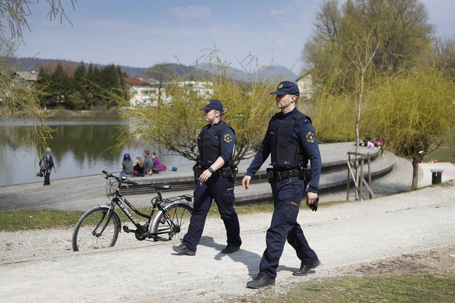 Ob koncu tedna je bilo več rekreacijskih točk v Ljubljani polnih obiskovalcev. Na fotografiji: policista na obhodu na Koseškem bajerju. FOTO: Leon Vidic/Delo