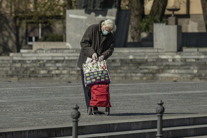 V Sloveniji je okuženih skoraj 1000 ljudi. Fotografija je simbolična. FOTO: Voranc Vogel/Delo