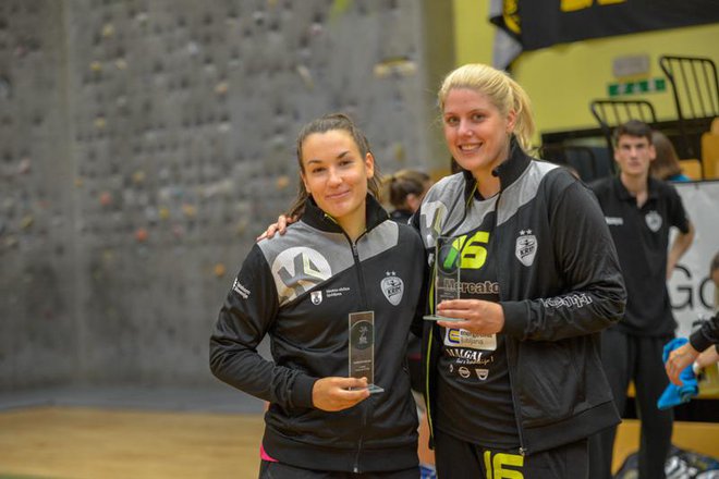 Tjaša Stanko (levo) je prejela nagrado za najboljšo igralko v Sloveniji v prejšnji sezoni, najboljša vratarka je bila Miša Marinček (desno). Foto RK Krim