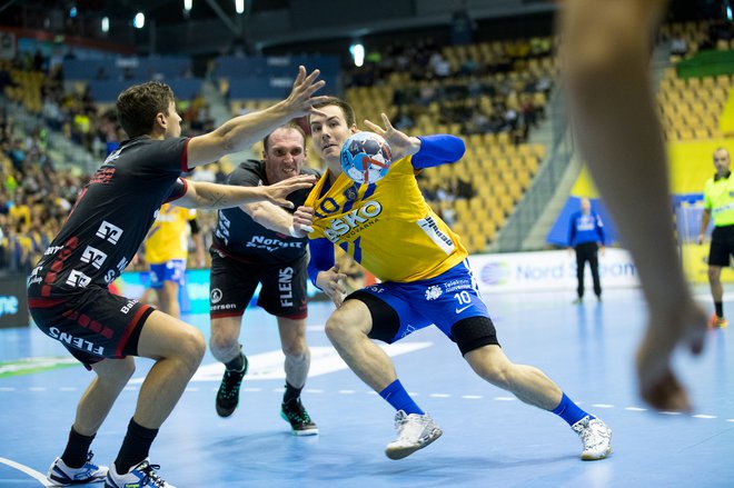 Celjani so se izkazali. Na fotografiji Rok Ovniček, ki je zadel zadnjo sedemmetrovko na tekmi. FOTO: Blaž Samec/Delo