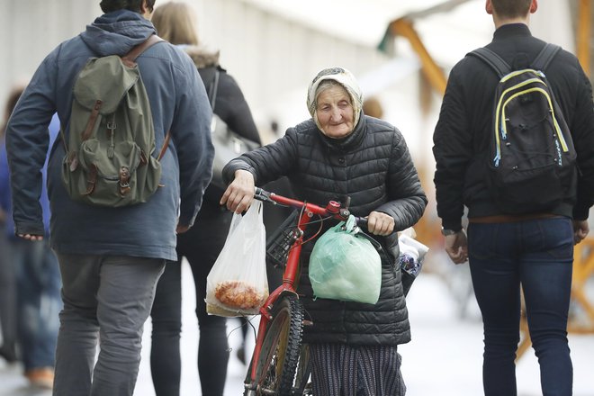 Pristojni naj prevzamejo odgovornost in v sodelovanju z izvajalci nemudoma poiščejo rešitve za največjo možno varnost zaposlenih in stanovalcev ter visoko strokovnost oskrbe in obolelih v domovih, poudarjajo na skupnosti socialnih zavodov. FOTO: Leon Vidic