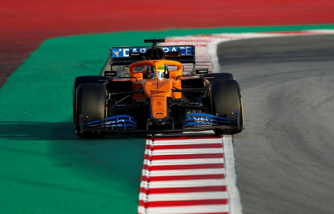 Voznik McLarna Lando Norris med februarskim testiranjem vozila v Barceloni. FOTO: Reuters