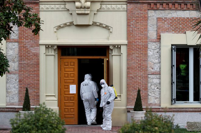 Pred domom za starejše v Španiji&nbsp;Foto: Reuters