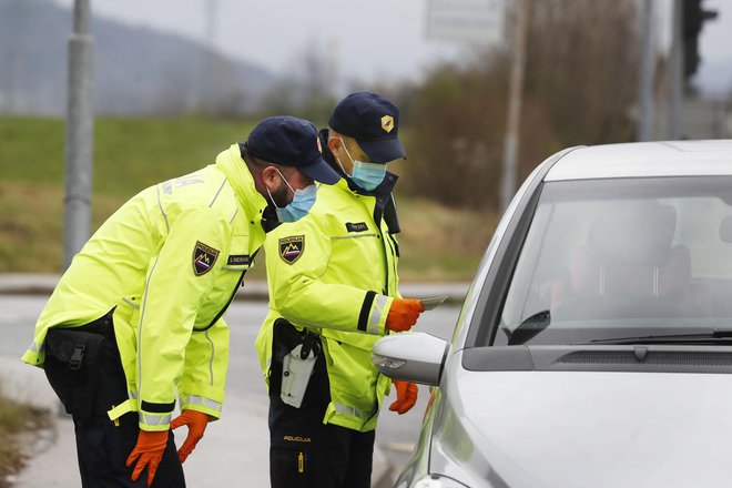 Če voznik v času okrnjenega dela sodišč ostane brez vozniškega dovoljenja, bo preteklo kar nekaj vode, da ga dobi nazaj. FOTO: Leon Vidic/Delo