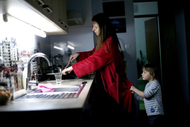 Nekateri starši željo v času epidemije povsem preprečiti otrokove stike s staršem, s katerim ne živi.<br />
Foto Roman Šipić