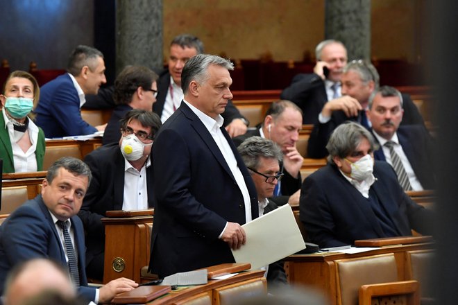 Madžarski premier <strong>Viktor Orbán </strong>je tarča kritik, da s svojimi protikriznimi ukrepi krši temeljna načela EU. FOTO: Zoltan Mathe/Pool via REUTERS