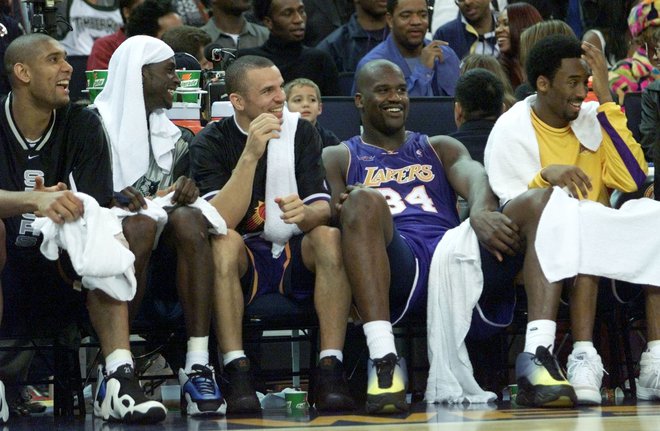 Tim Duncan (levo), Kevin Garnett (ob njem) in Kobe Bryant desno) med enim od skupnih nastopov na tekmah All-Star NBA. Med njimi Jason Kidd in Shaquille O&#39;Neal. FOTO: Reuters