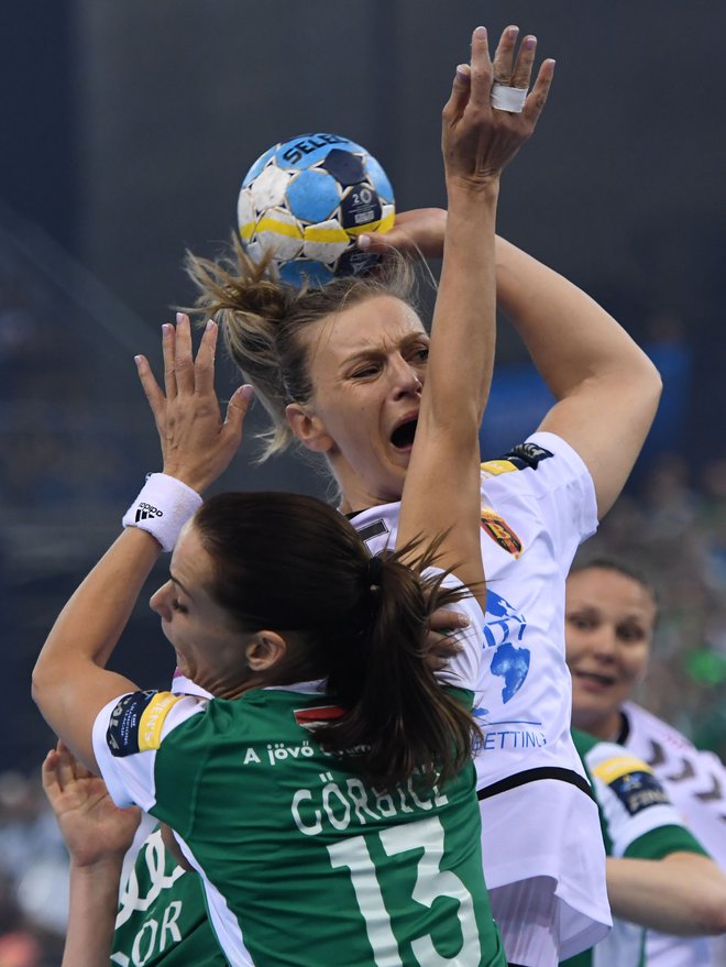 Slovenka Barbara Lazović je v finalu za Vardar dosegla tri gole, domača kapetanka Anita Görbicz pa je za 35. rojstni dan osvojila nov naslov evropske prvakinje. Foto: AFP