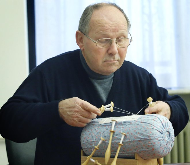 Nekateri so že ob začetku projekta začeli z delavnicami po avstralskem vzoru. Fotografija je simbolična, prikazuje klekljanje čipk v Kamniku. Foto Aleš Černivec