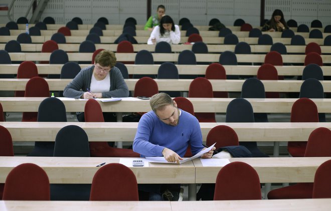 Poleg sistemskih sprememb in prilagoditev bo treba na novo uskladiti pričakovanja in potrebe posameznikov in celotne družbe. Foto Blaž Samec