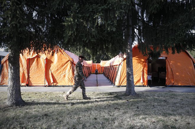 Vsak od dvanajstih šotorov v mobilnem stacionariju tehta 200 kilogramov. FOTO: Uroš Hočevar/Delo