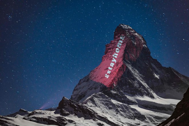 Poziv #ostanidoma sveti tudi s simbolne gore v Švici. FOTO: AFP