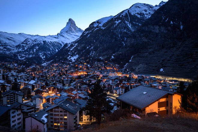 Sicer živahno mesto Zermatt je te dni brez turistov, hoteli in počitniški apartmaji so večinoma prazni. FOTO: AFP