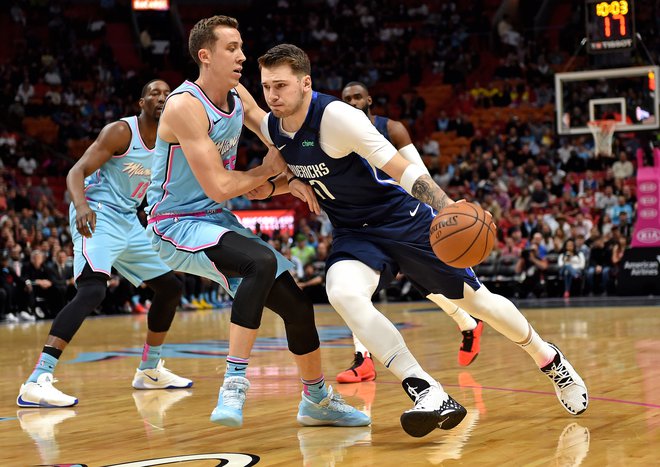 Luka Dončić (desno) bo še vsaj mesec dni brez treningov in tekmovalne košarke. FOTO: Usa Today Sports