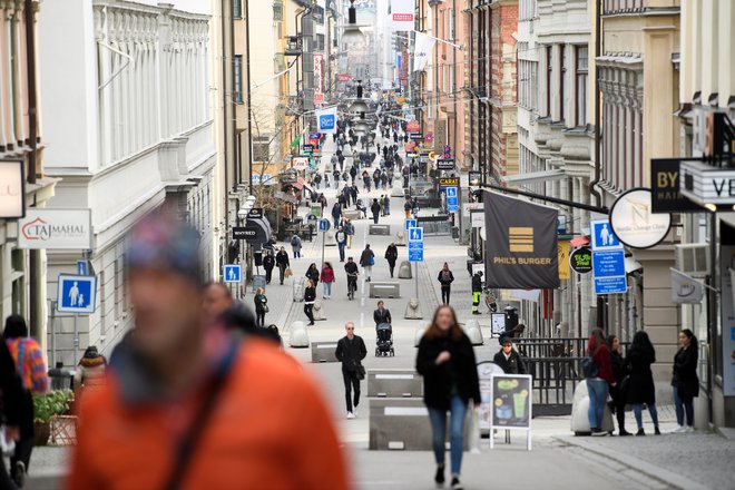 Stockholmska ulica konec marca, ko je večina evropskih držav uvedla strogo omejitev gibanja. Foto: Reuters