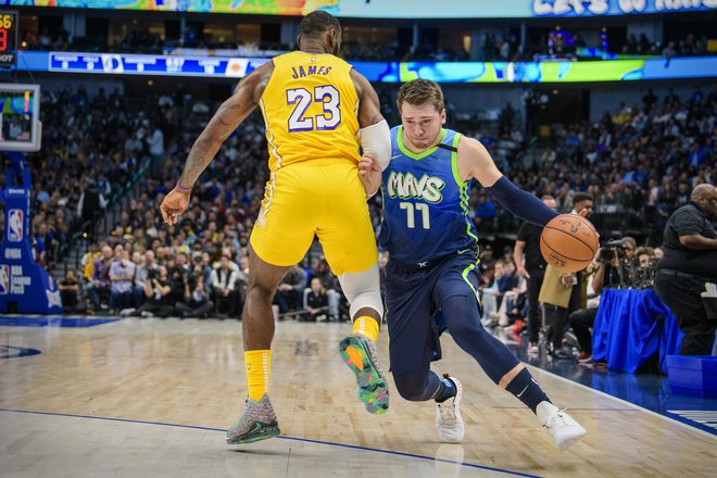 Ko je Luka Dončić &raquo;vroč&laquo;, mu ne more do živega niti LeBron James. FOTO: USA Today Sports