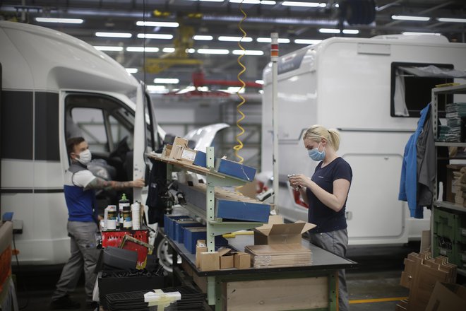 V novomeškem proizvajalcu počitniških prikolic in avtodomov so včeraj začeli sestavljati svoje izdelke ob ustrezni zdravstveni zaščiti delavcev. Foto Jure Eržen