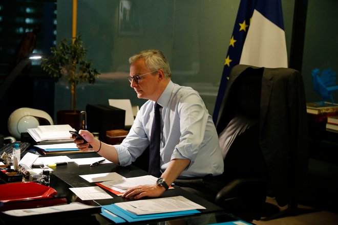 Francoski finančni minister<strong> Bruno Le Maire</strong> med premorom na videokonferenci evroskupine o protikriznih ukrepih. FOTO: Thomas Samson/AFP