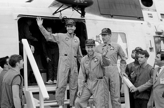 Posadka Apolla 13 na krovu ladje USS Iwo Jima, ki jih je pobrala po srečnem pristanku 17. aprila 1970. Od leve: pilot lunarnega modula Fred W. Haise Jr., poveljnik odprave James A. Lovell Jr. in John L. Swigert Jr., pilot komandnega modula.&nbsp;FOTO: Nasa&nbsp;