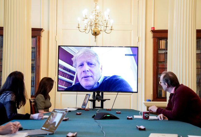 Pojasnila, ki jih novinarji dobivajo, kažejo na zadrego izvršne oblasti, kar krepi občutek, da je Johnson z odhodom v bolnišnico pustil za seboj vakuum moči. Foto Via Reuters