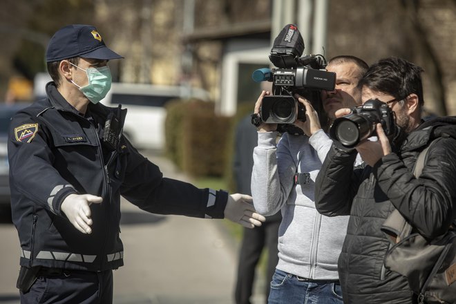 Poleg javnosti in opozicije sprejete ukrepe budno spremlja tudi varuh človekovih pravic. FOTO: Voranc Vogel/Delo