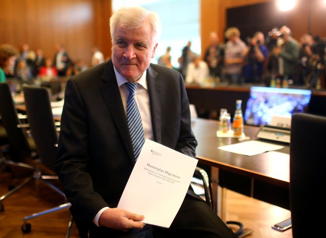 Nemški notranji minister Horst Seehofer je včeraj predstavil veliki načrt za ureditev migracij. &raquo;To ni nikakršna provokacija, a če želite, jo lahko kot takšno vidite,&laquo; je dejal. FOTO: Hannibal Hanschke/Reuters