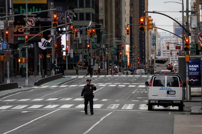 Policist je na opustelem Times Squaru posnel selfi. FOTO: Reuters