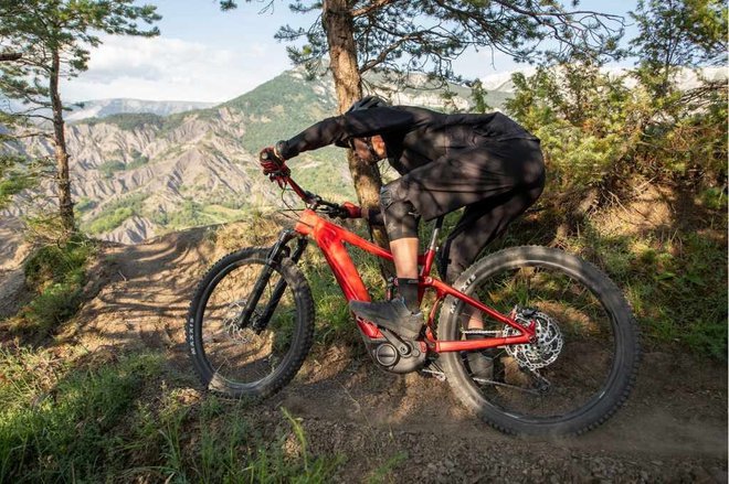 Enduro kolo s polnim vzmetenjem s tehnologijo Hybrid Cycling ponuja resnično vsegorsko akcijo in zabavo. FOTO: Arhiv proizvajalca