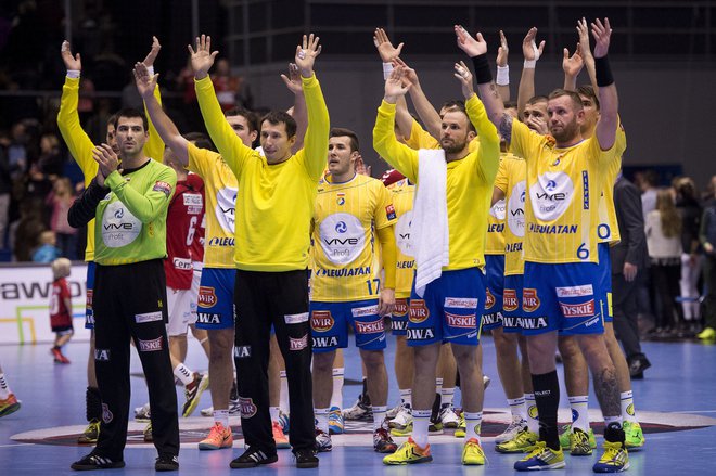 Uroš Zorman (z brisačo) je bil pri poljskemu velikanu Kielce od leta 2011 in je z njim osvojil enega od svojih štirih naslovov evropskega klubskega prvaka. FOTO: Reuters