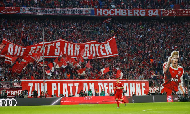 Ta čas poveljuje bundesligi Bayern (na fotografiji), štiri točke za njim kotira Dortmund, še točko več Leipzig s Kevinom Kamplom. FOTO: Reuters