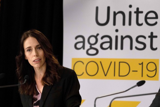 &raquo;Vi ste tisti, ki lahko prekinete verigo prenosa okužbe in to počnete drug za drugega,&laquo; prebivalcem Nove Zelandije sporoča premierka Jacinda Ardern. FOTO: Marty Melville/AFP