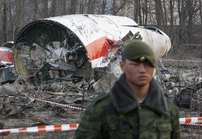 Pred desetimi leti je blizu Smolenska v strmoglavljenem poljskem vladnem letalu Tu-154 umrlo vseh 96 potnikov in članov posadke. FOTO: Reuters