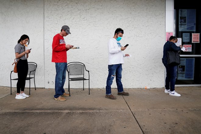 Čakanje na registracijo brezposelnosti v arkansaškem&nbsp;Fayettevillu<br />
FOTO: Nick Oxford/Reuters