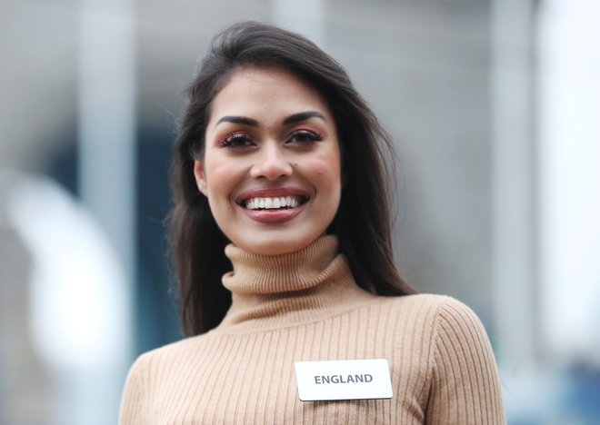 Mis Anglije Bhasha ​Mukherjee se je v sredo vrnila v Združeno kraljestvo, a bo morala ostati še dva tedna v samoizolaciji. FOTO: Hannah McKay/Reuters