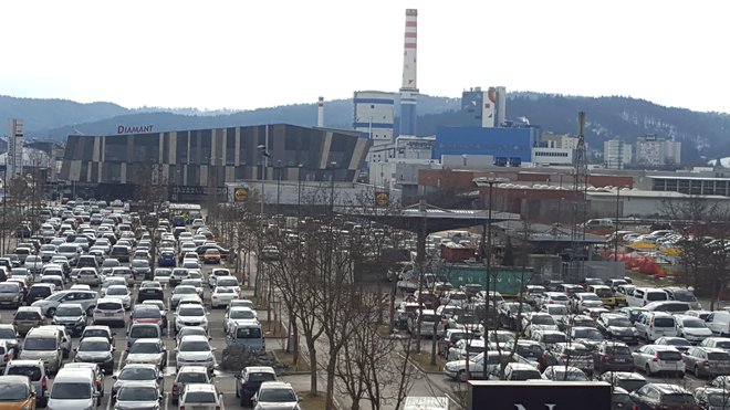 Kurjenje premoga in promet sta med poganjalci podnebnih sprememb, a ne za vse. FOTO: Borut Tavčar/Delo
