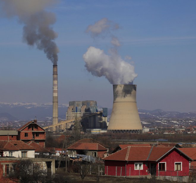Termoelektrarna Kosovo je tudi med najbolj umazanimi v Evropi. FOTO: Jože Suhadolnik/Delo