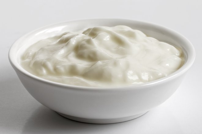 Izdelujejo ga iz posnetega mleka s procesom odcejanja, zaradi česar je jogurt čvrstejši in pridobi edinstveno strukturo. Foto Shutterstock